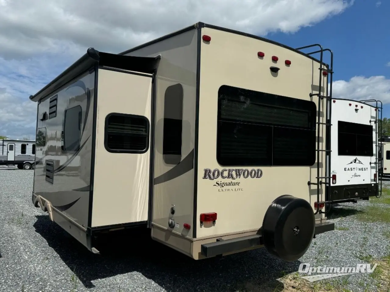 2016 Forest River Rockwood Signature Ultra Lite 8289WS Photo 3