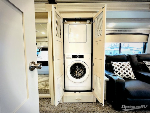 2022 Fleetwood Discovery 38K RV Photo 3