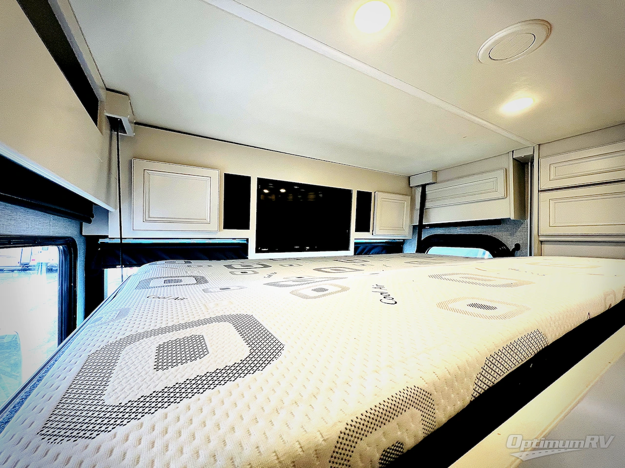 2022 Fleetwood Discovery 38K Photo 4