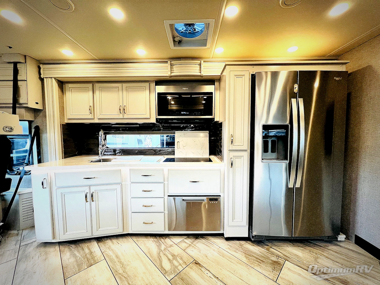 2022 Fleetwood Discovery 38K Photo 7