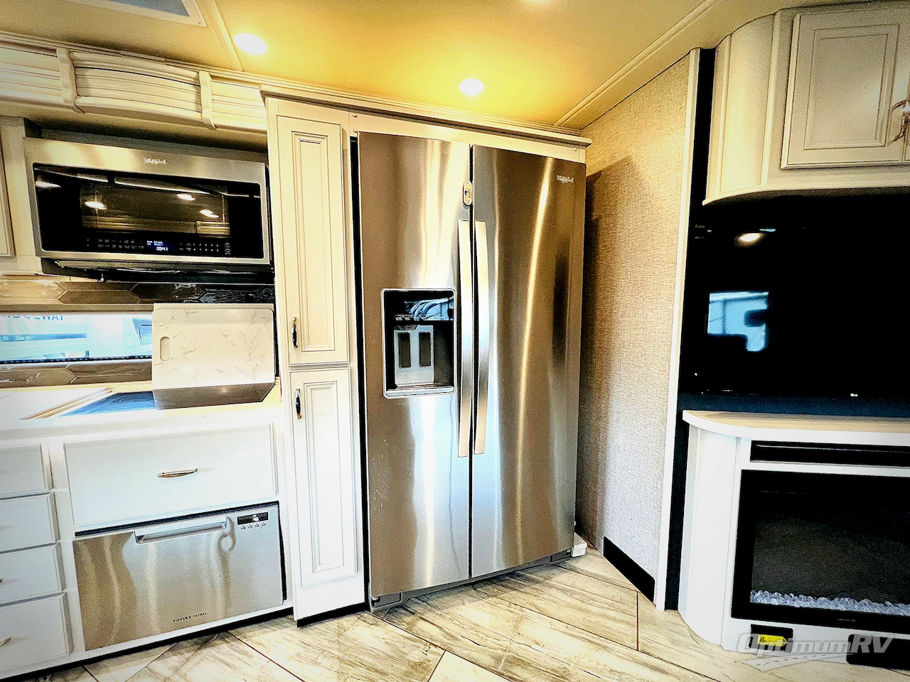 2022 Fleetwood Discovery 38K Photo 12