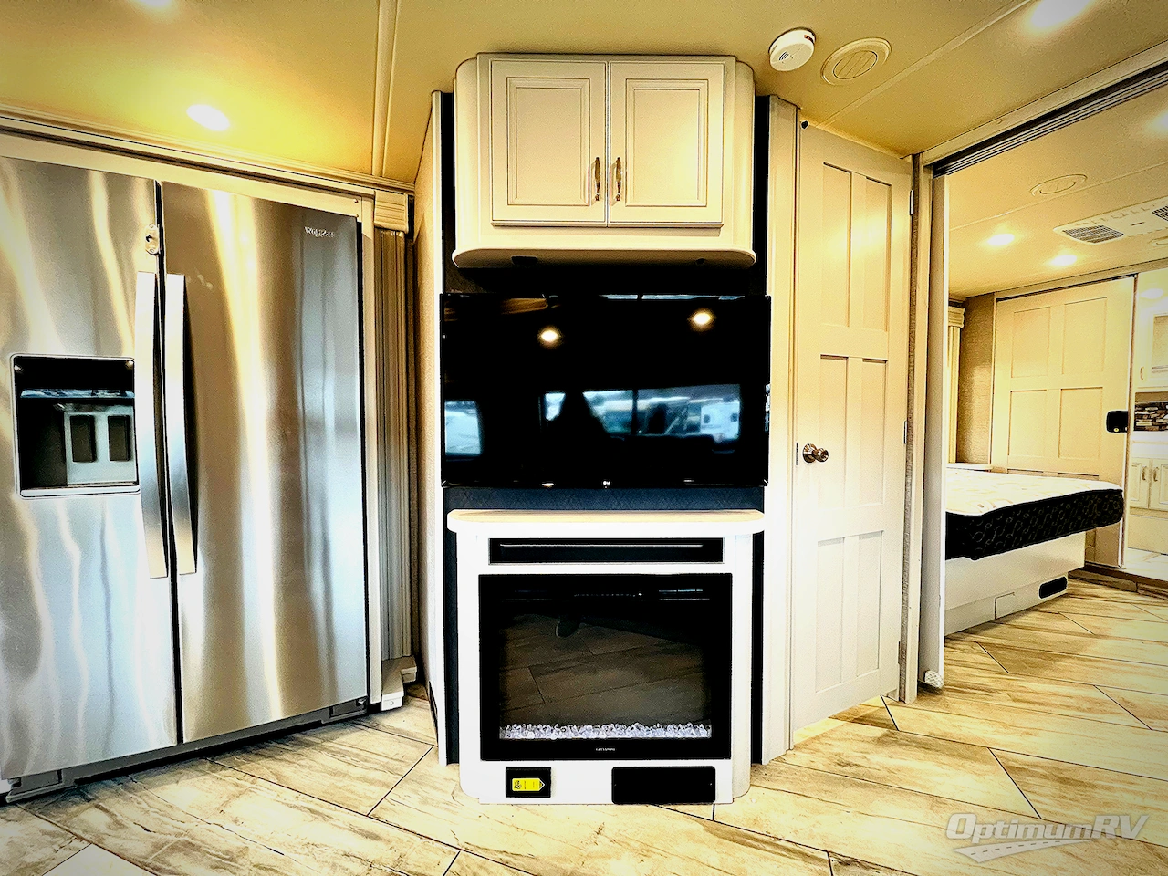 2022 Fleetwood Discovery 38K Photo 15
