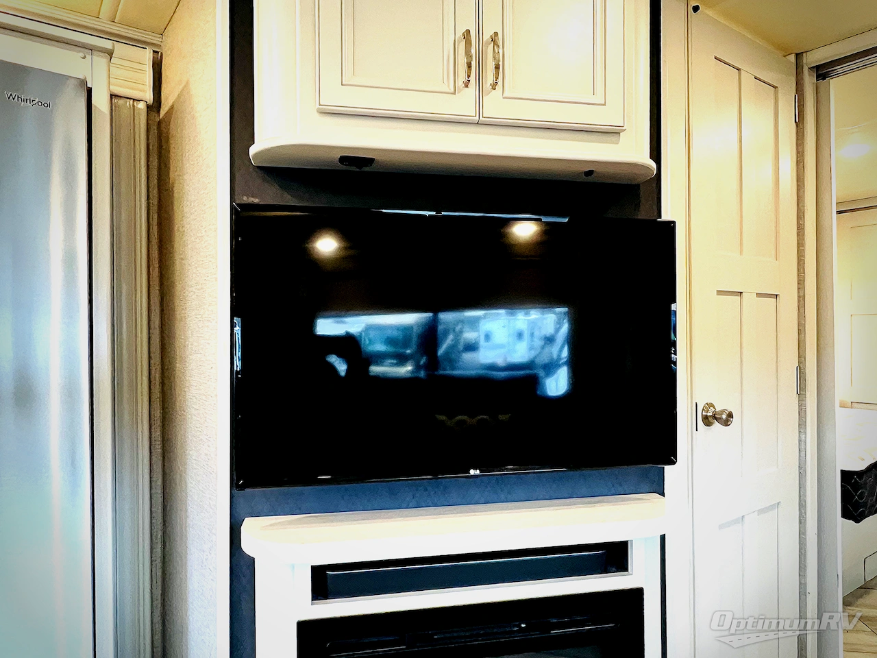 2022 Fleetwood Discovery 38K Photo 16