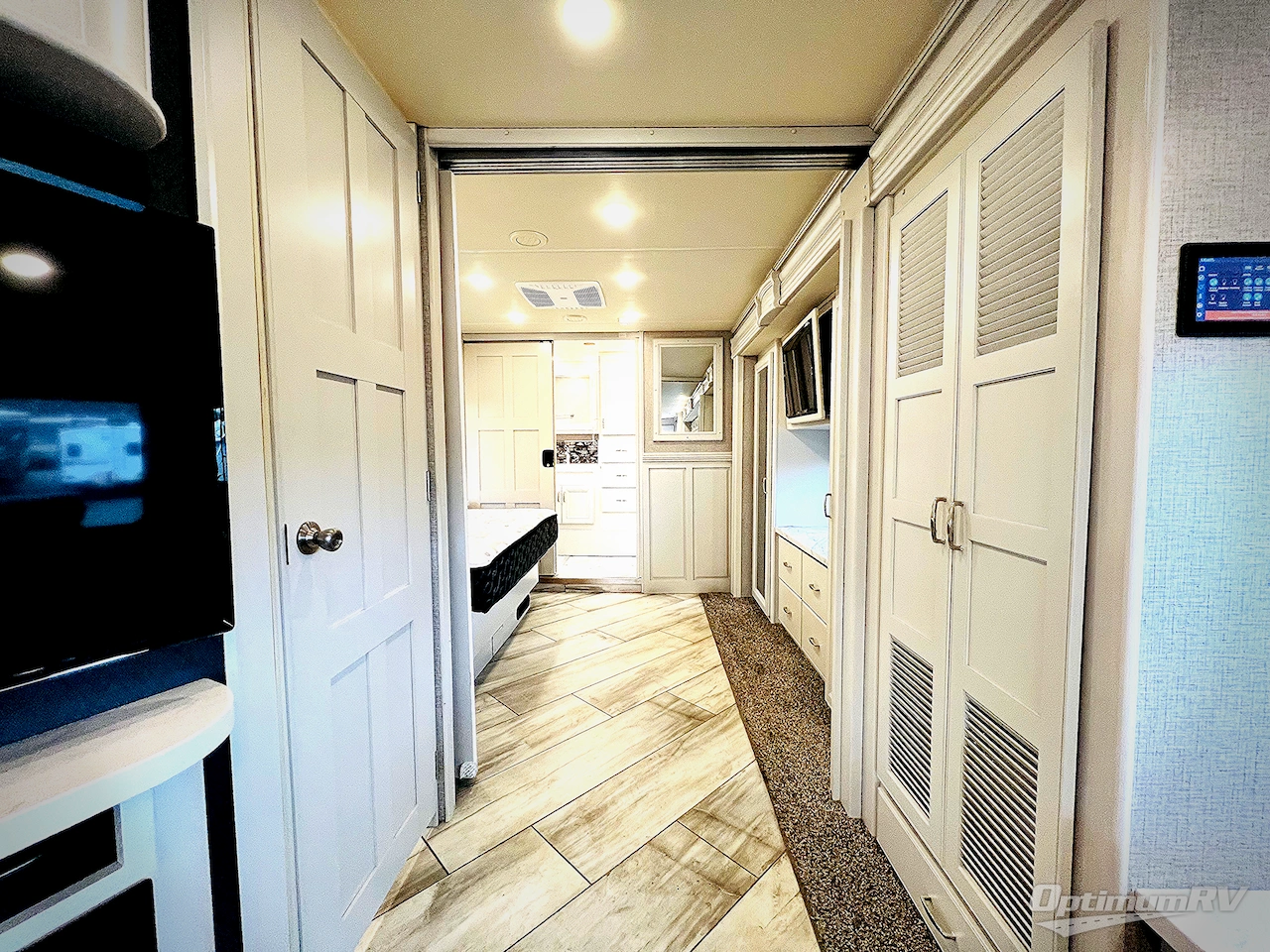 2022 Fleetwood Discovery 38K Photo 17