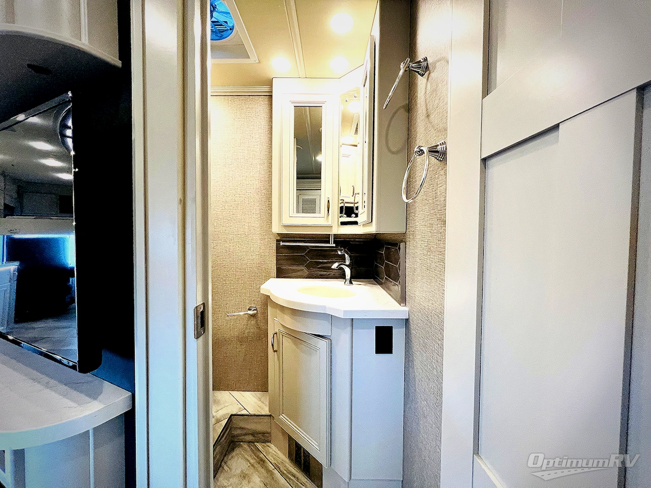 2022 Fleetwood Discovery 38K Photo 18