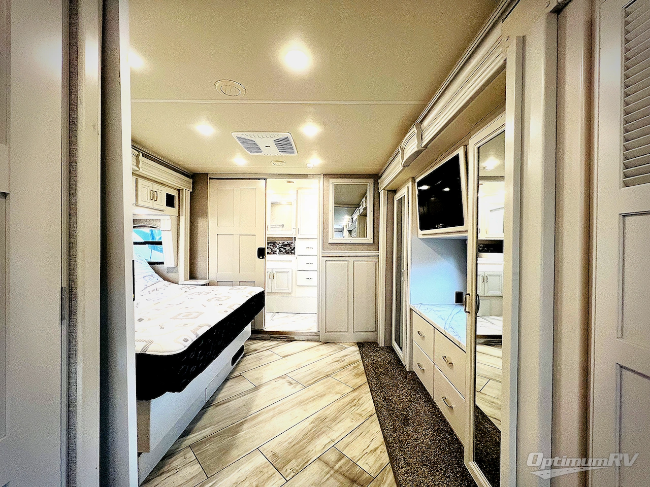 2022 Fleetwood Discovery 38K Photo 24
