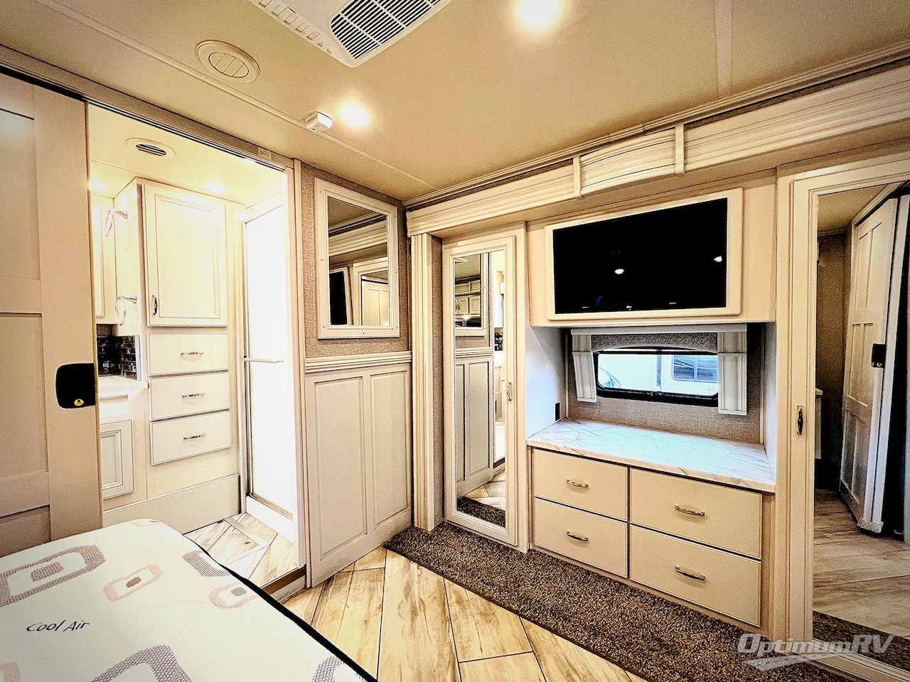 2022 Fleetwood Discovery 38K Photo 26