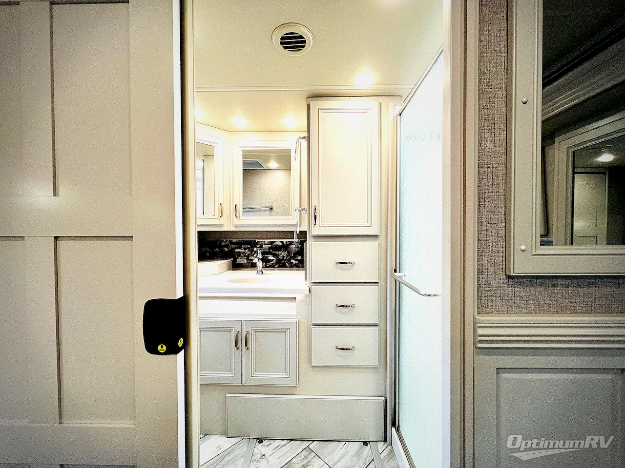 2022 Fleetwood Discovery 38K Photo 28