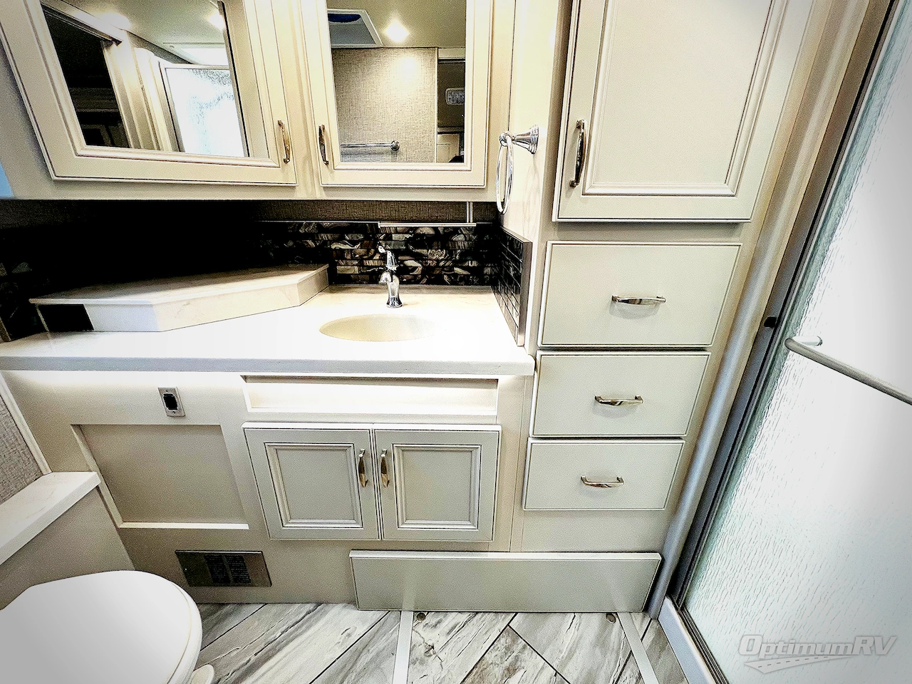 2022 Fleetwood Discovery 38K Photo 29