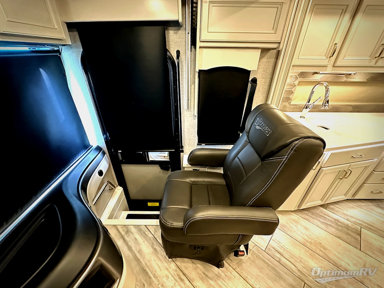 2022 Fleetwood Discovery 38K Photo 5