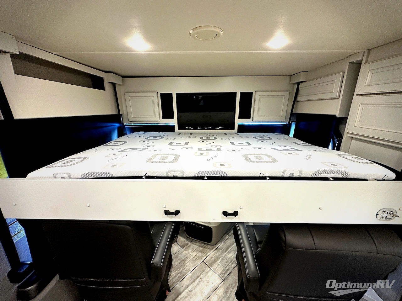 2022 Fleetwood Discovery 38K Photo 7