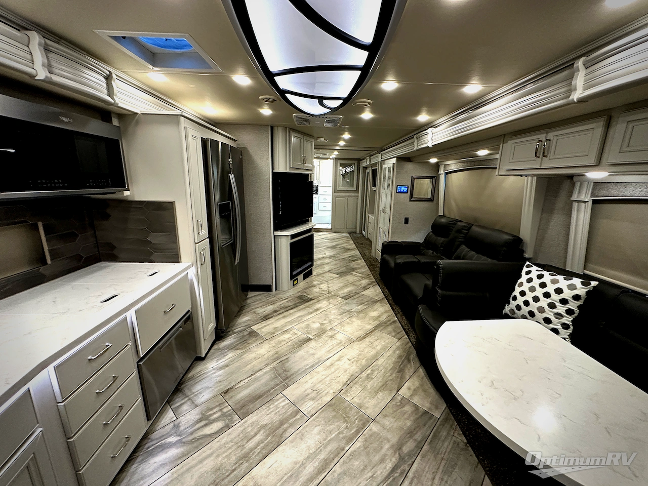 2022 Fleetwood Discovery 38K Photo 8