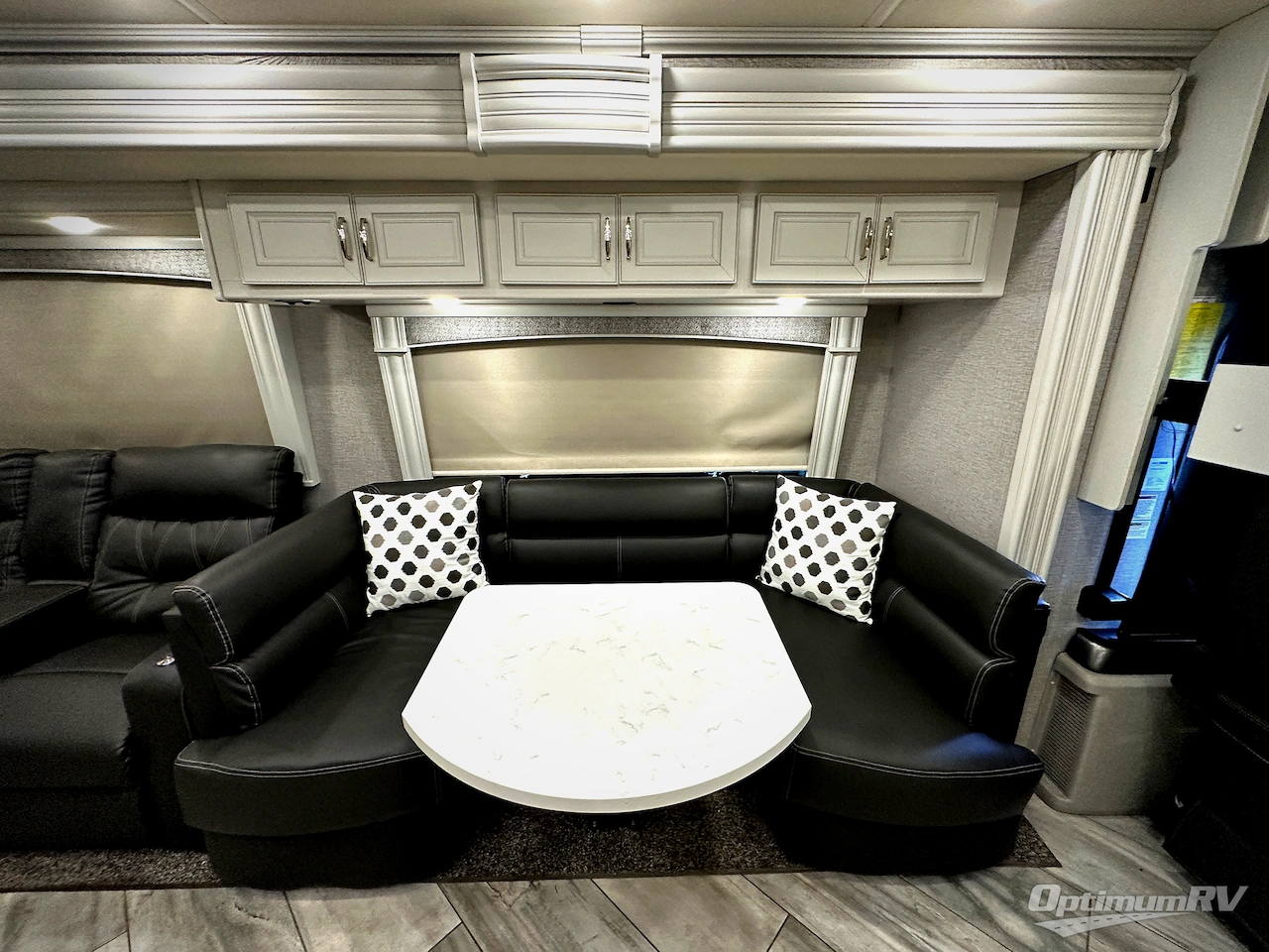 2022 Fleetwood Discovery 38K Photo 10