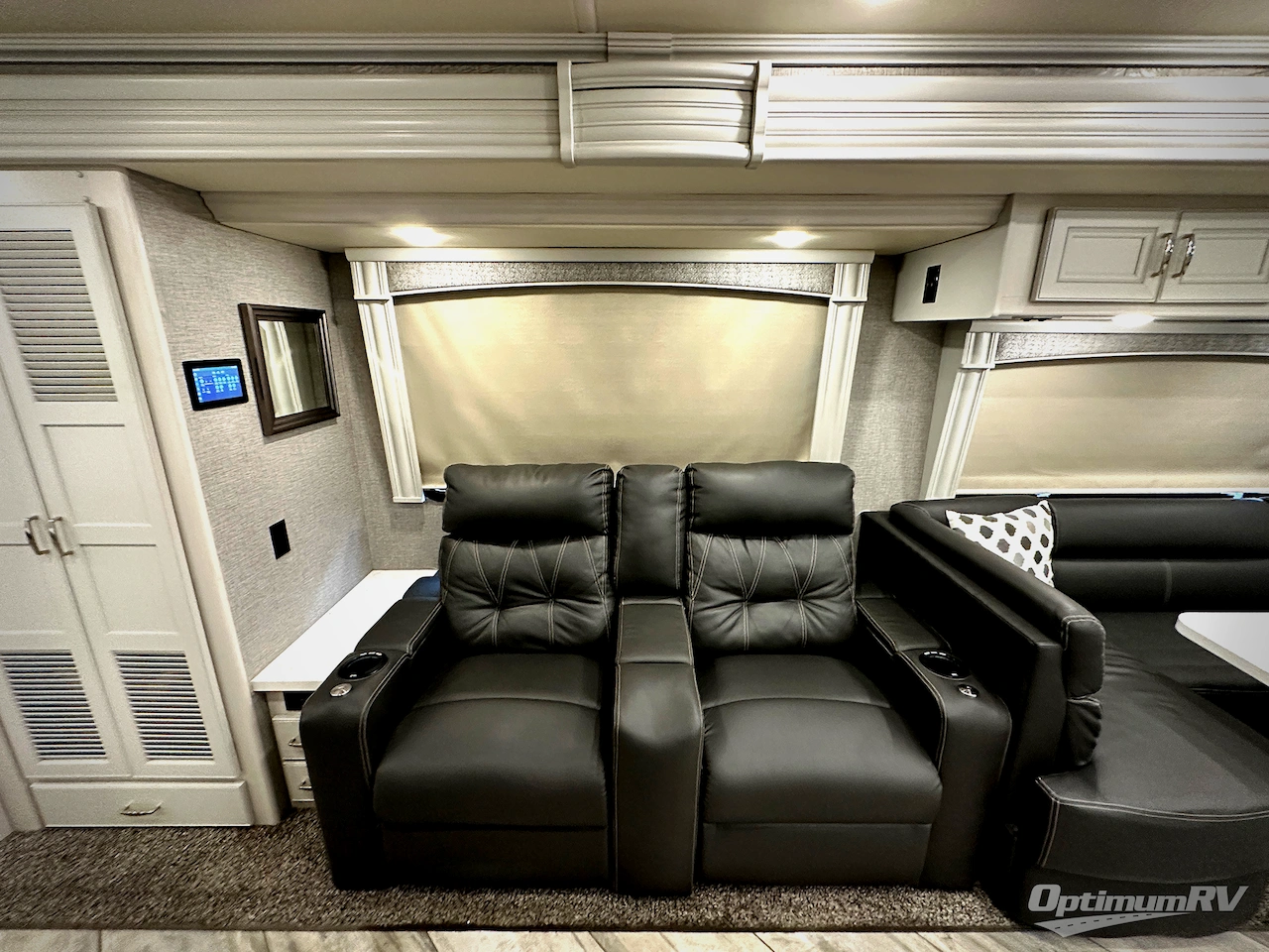 2022 Fleetwood Discovery 38K Photo 11