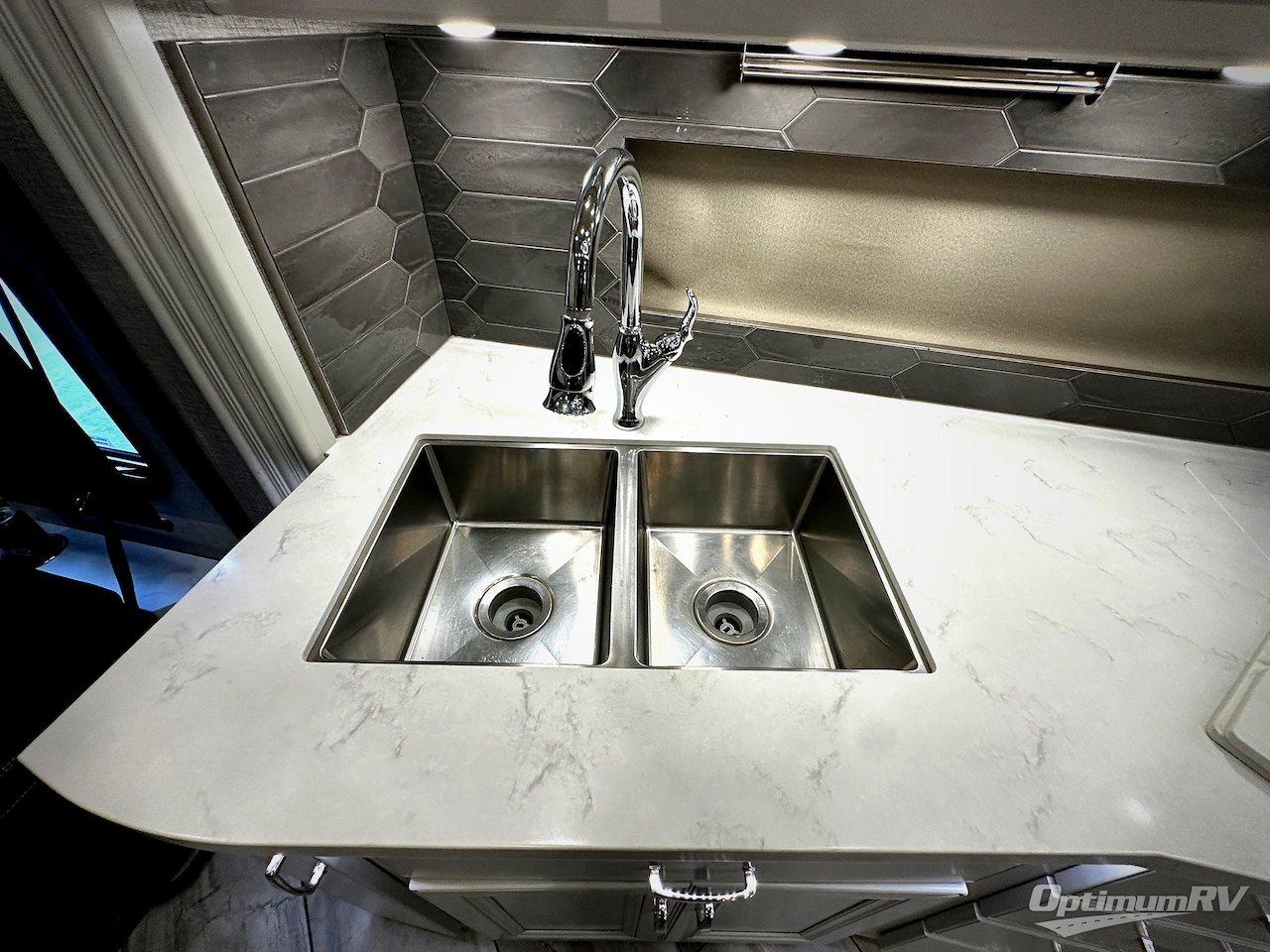 2022 Fleetwood Discovery 38K Photo 13