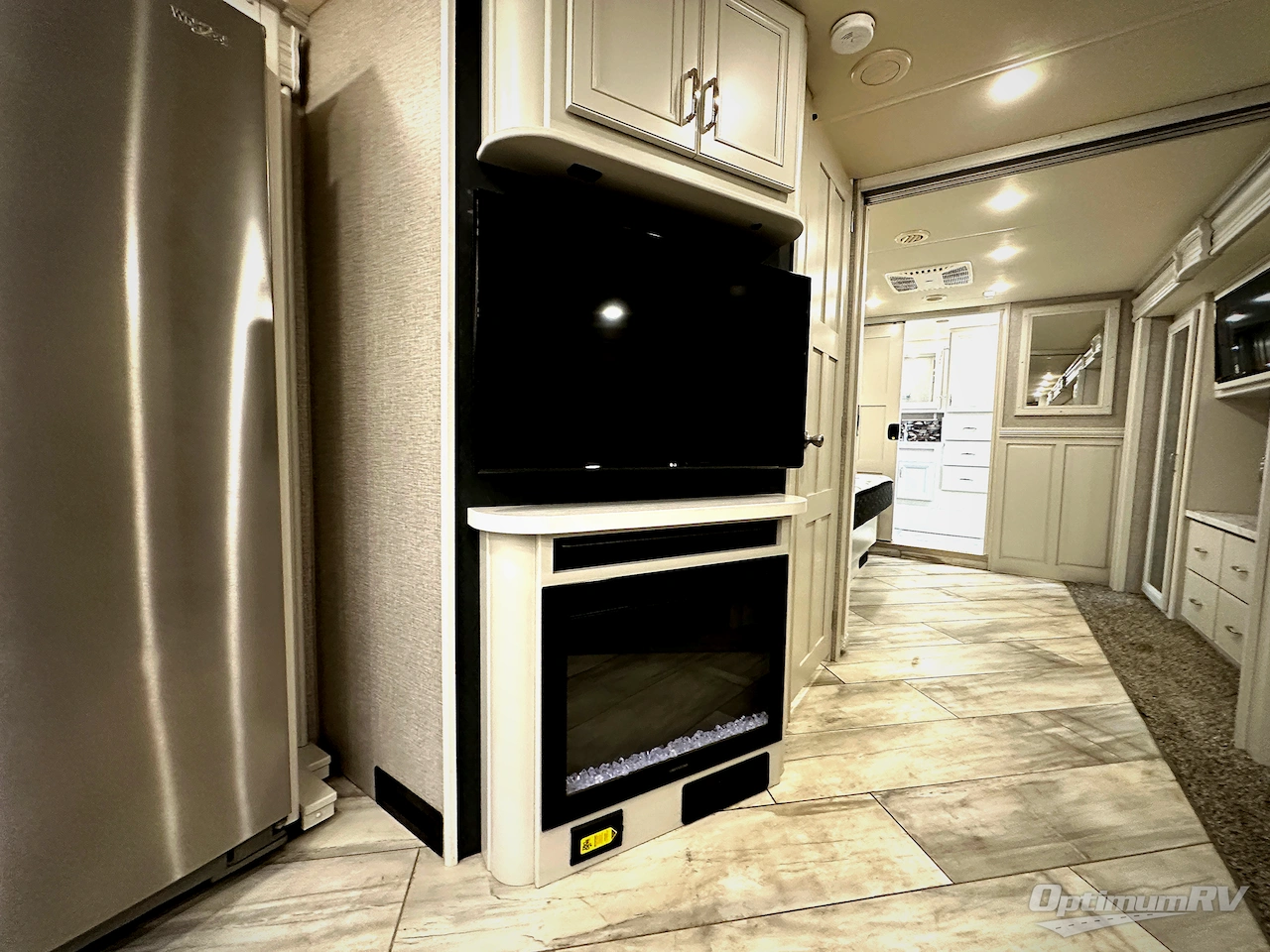 2022 Fleetwood Discovery 38K Photo 17