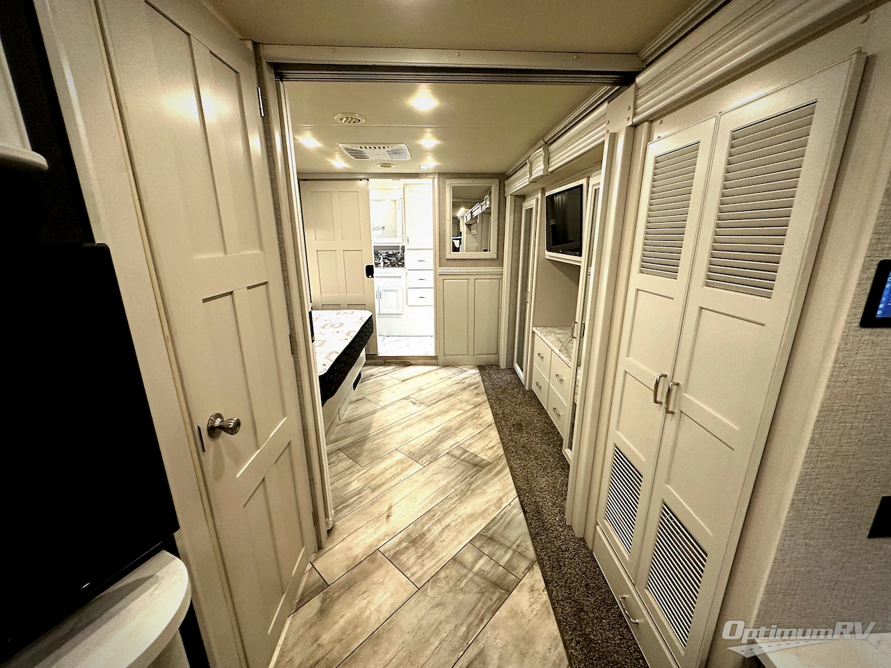 2022 Fleetwood Discovery 38K Photo 18