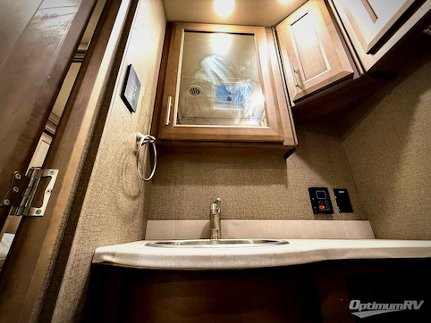 2021 Thor Miramar 35.4 RV Photo 3