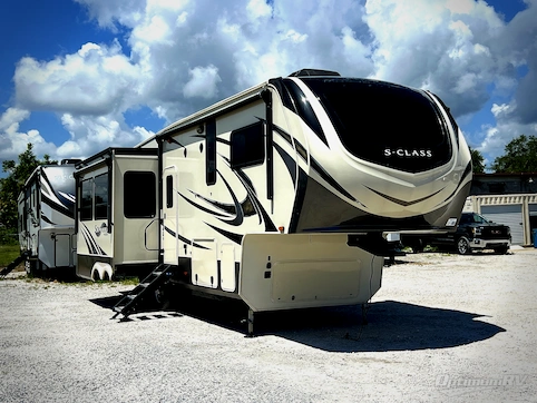 Used 2019 Grand Design Solitude S-Class 2930RL Featured Photo