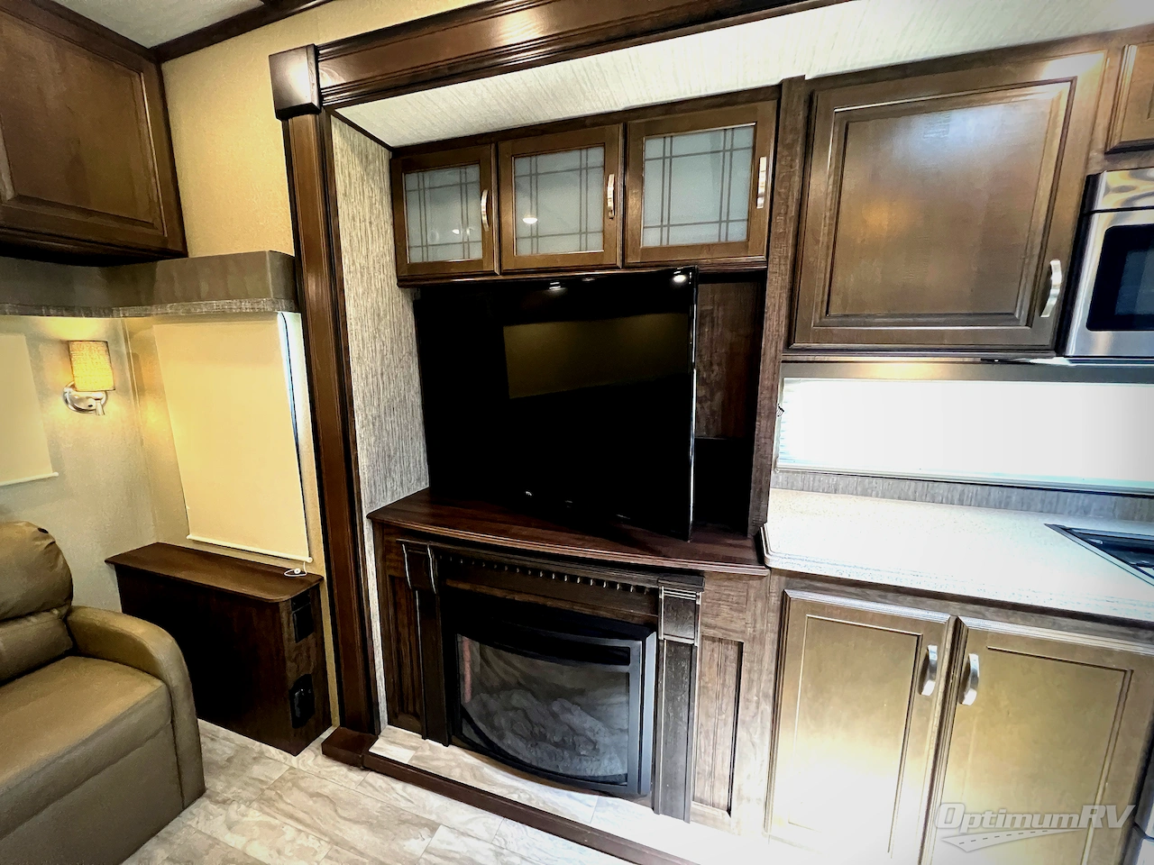 2019 Grand Design Solitude S-Class 2930RL Photo 7