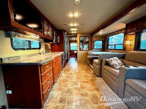 2015 Thor Miramar 33.5 RV Photo 2