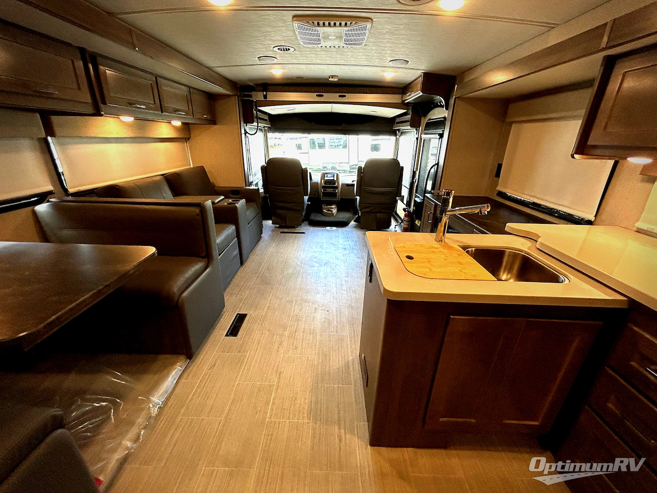 2022 Winnebago Adventurer 36Z Photo 4