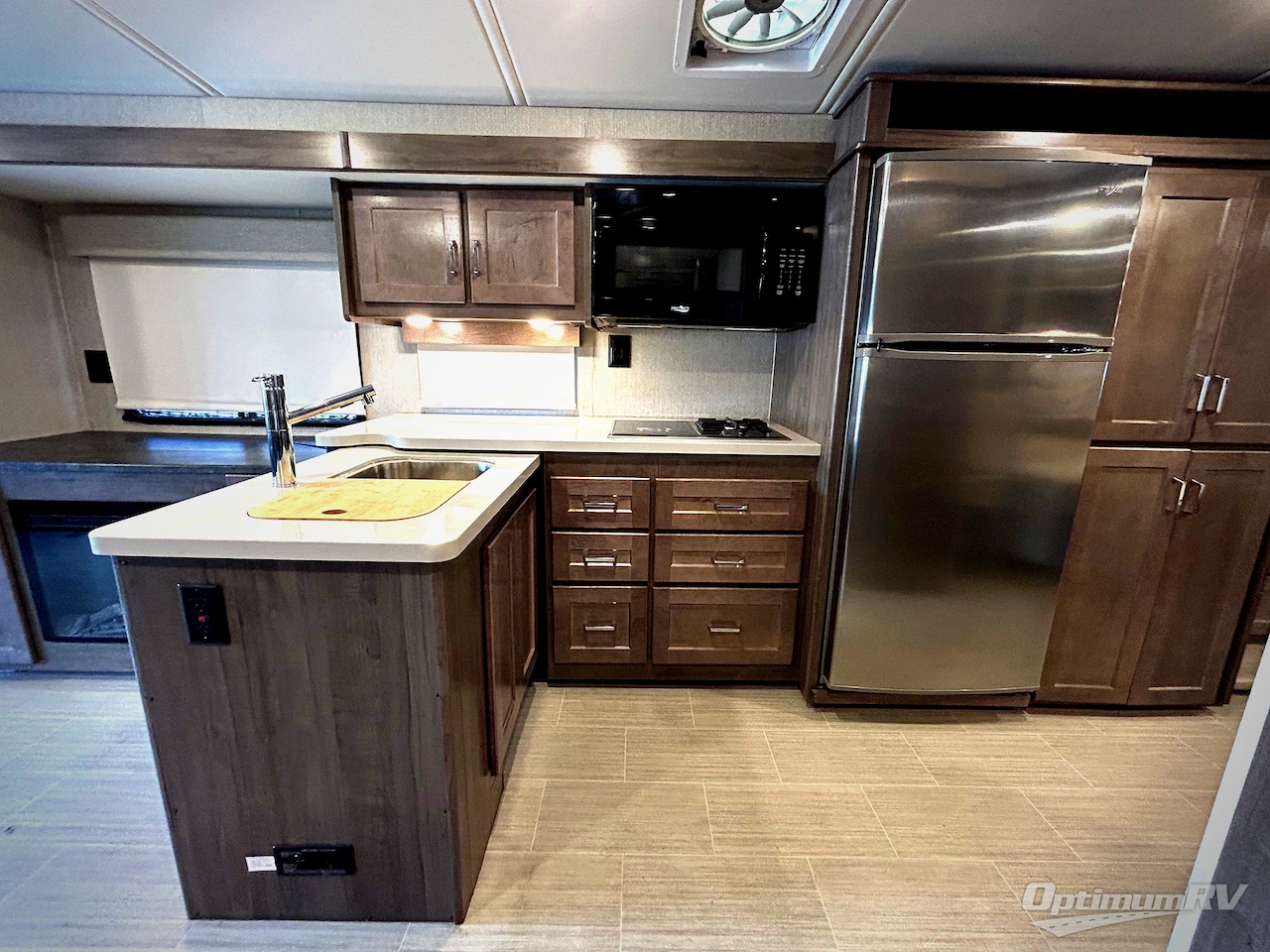 2022 Winnebago Adventurer 36Z Photo 5