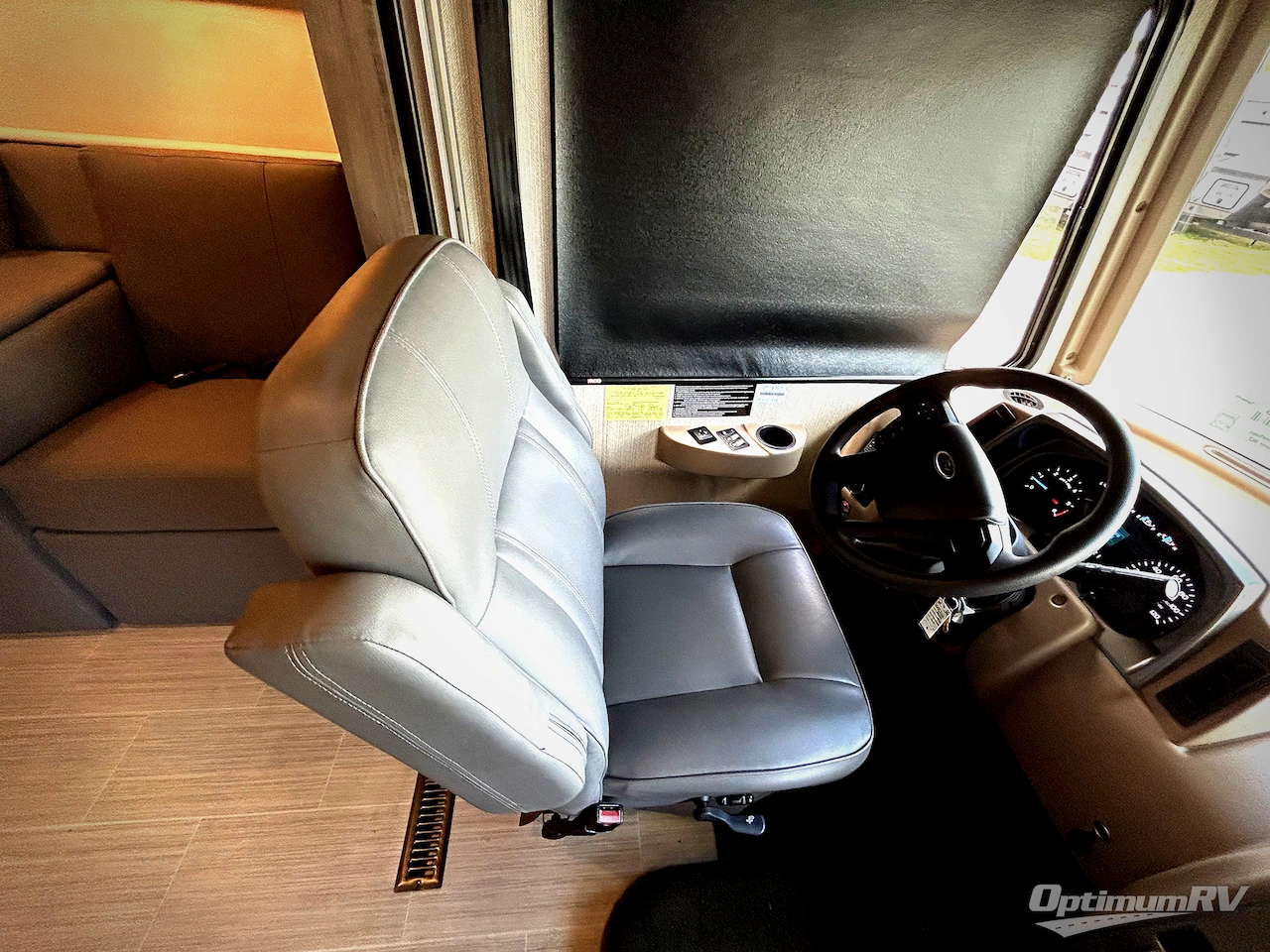 2022 Winnebago Adventurer 36Z Photo 6