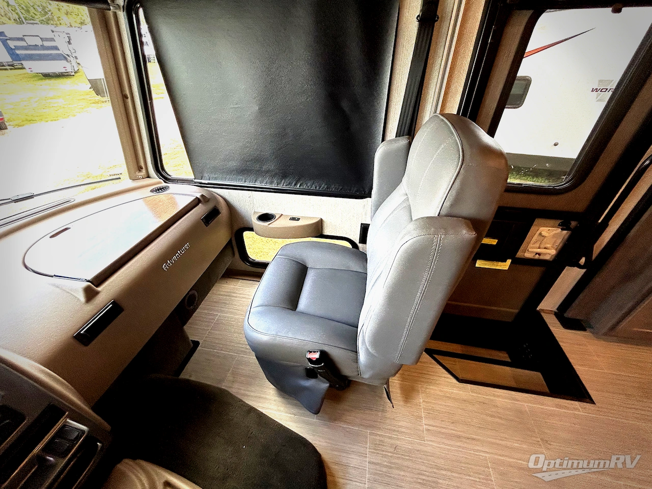 2022 Winnebago Adventurer 36Z Photo 8