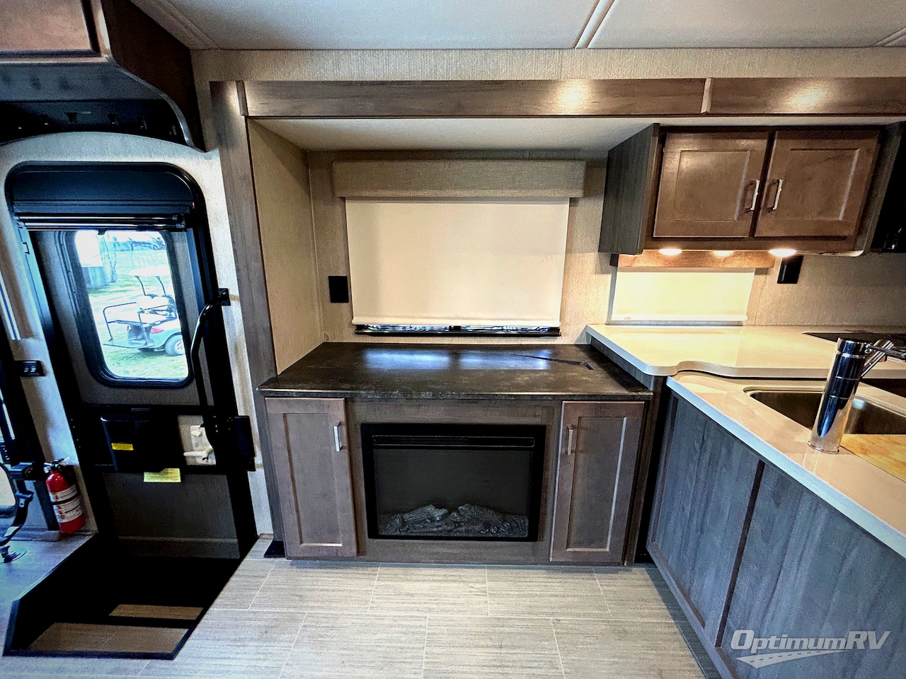 2022 Winnebago Adventurer 36Z Photo 9