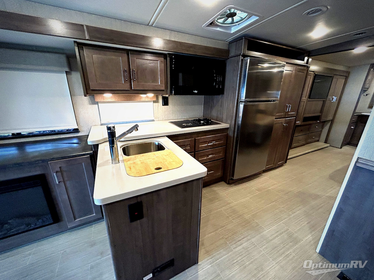2022 Winnebago Adventurer 36Z Photo 11