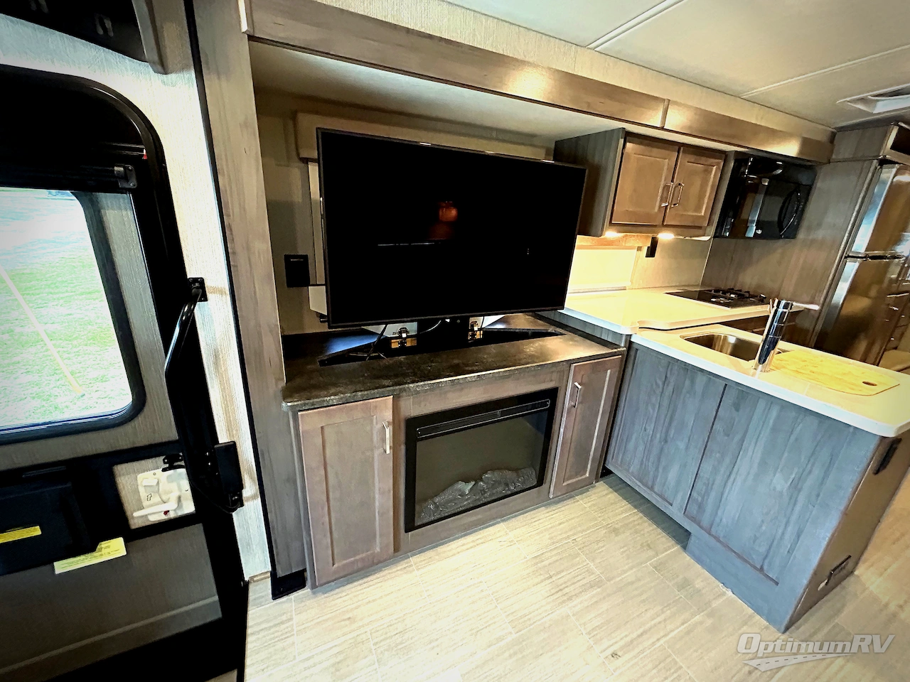 2022 Winnebago Adventurer 36Z Photo 10