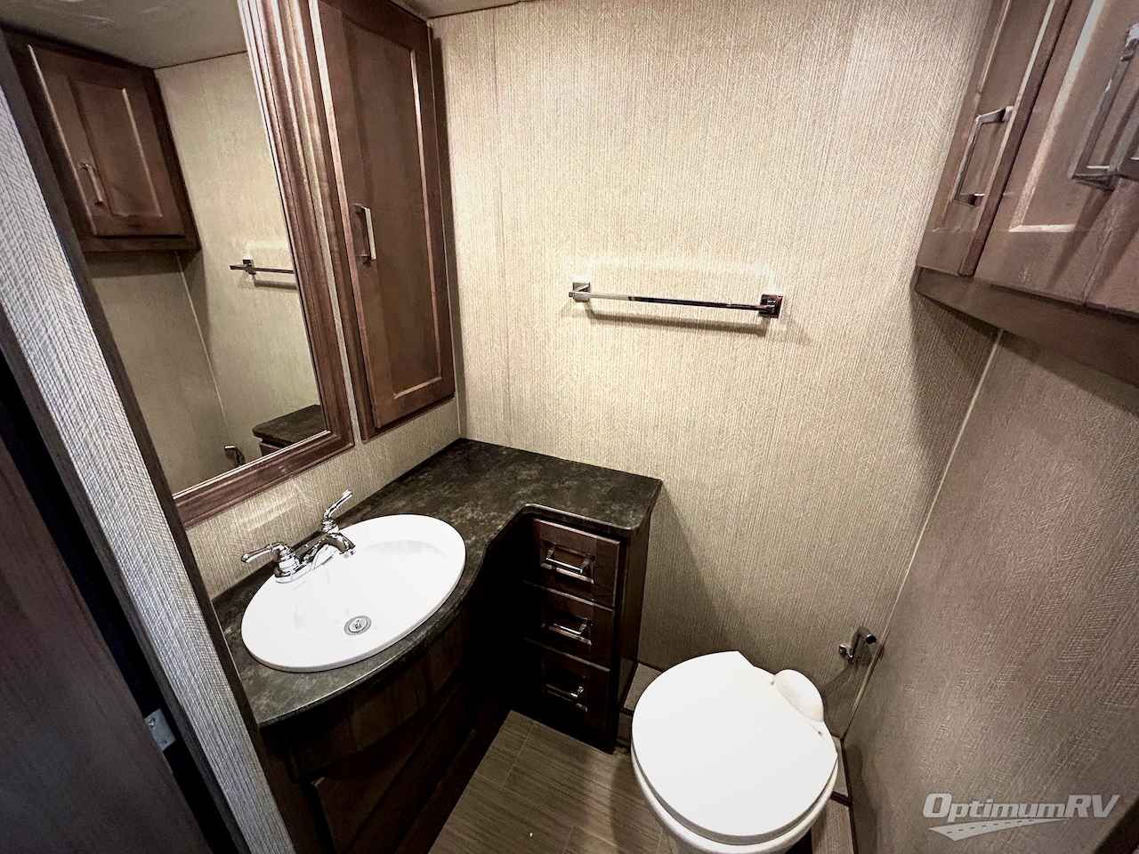 2022 Winnebago Adventurer 36Z Photo 16