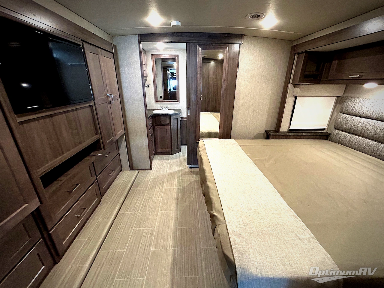 2022 Winnebago Adventurer 36Z Photo 17