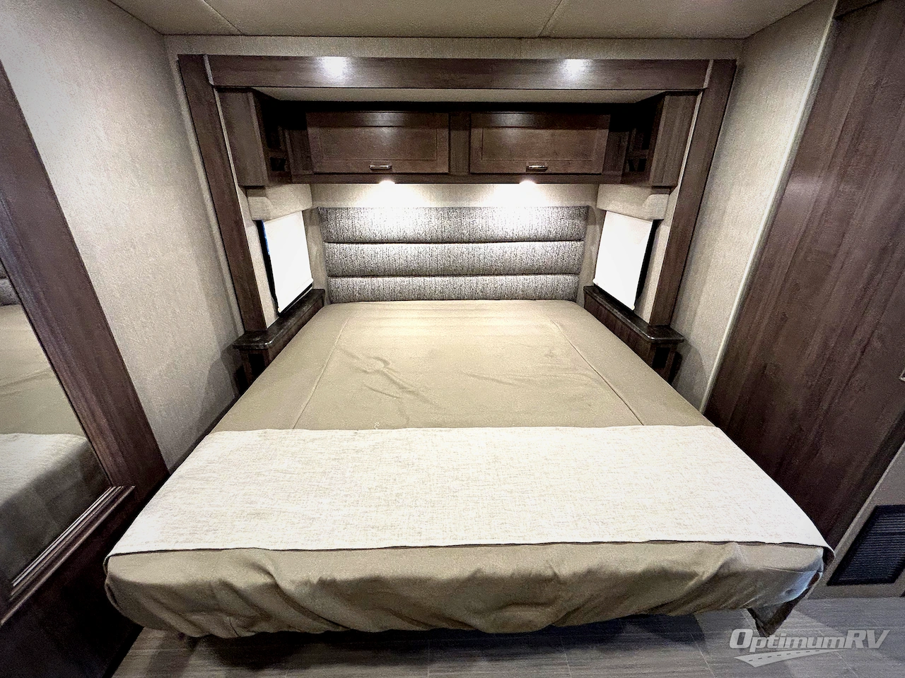 2022 Winnebago Adventurer 36Z Photo 18