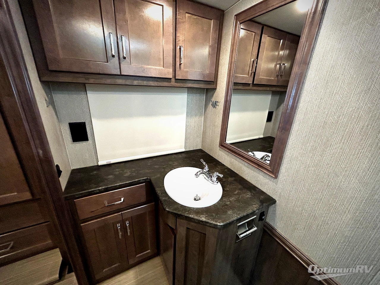 2022 Winnebago Adventurer 36Z Photo 21