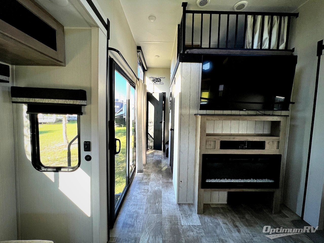 2025 Palomino Puma Destination 403LFT Photo 15