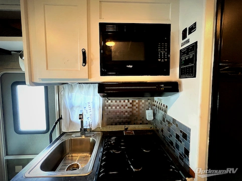 2018 Winnebago Minnie Winnie 22R RV Photo 3