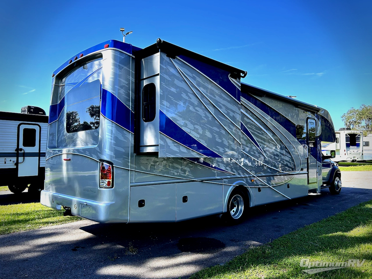 2018 Dynamax Isata 5 36DS Photo 2