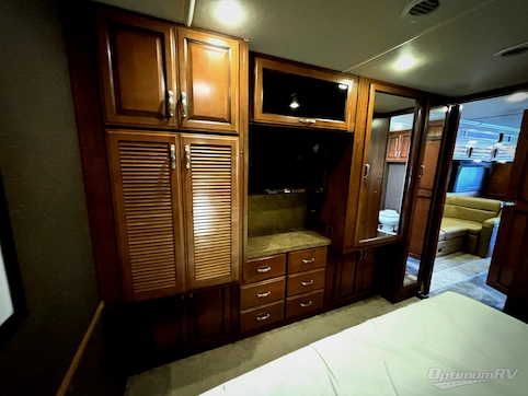 2014 Fleetwood Bounder 33C RV Photo 4