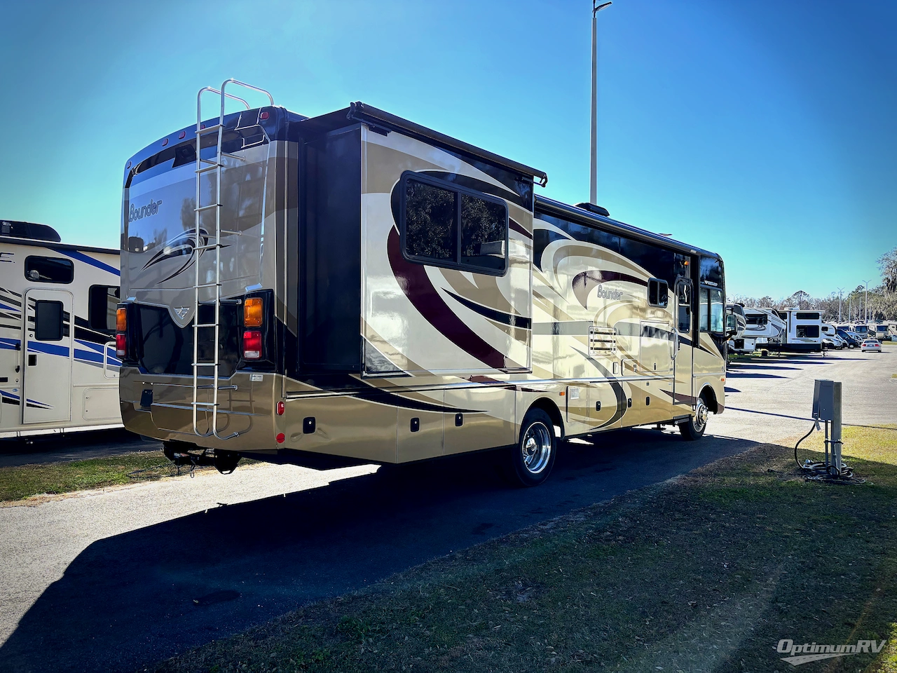 2014 Fleetwood Bounder 33C Photo 2