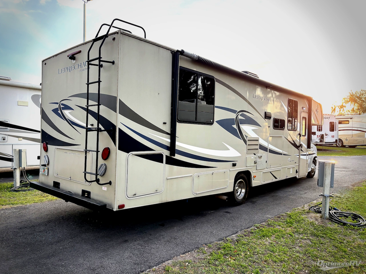 2015 Coachmen Leprechaun 319DS Ford 450 Photo 2