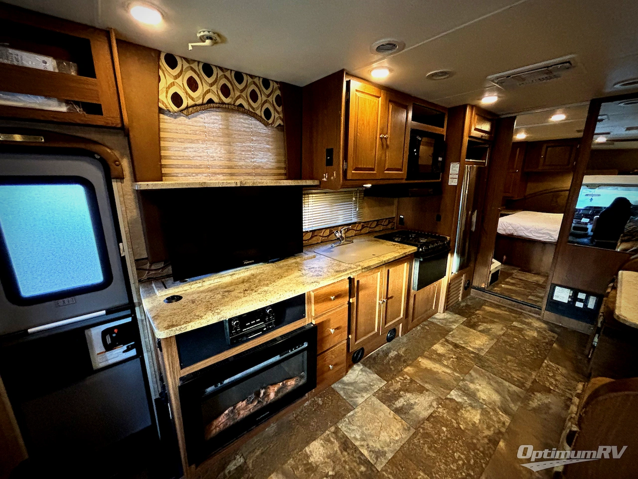 2015 Coachmen Leprechaun 319DS Ford 450 Photo 10