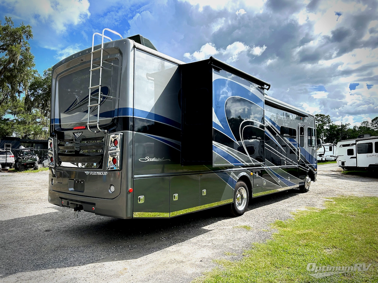 2022 Fleetwood Southwind 35K Photo 2