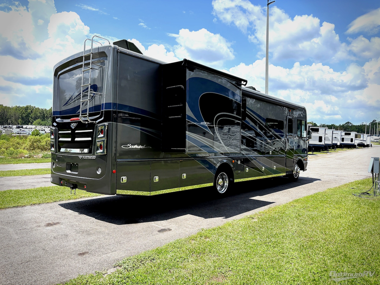 2022 Fleetwood Southwind 35K Photo 2