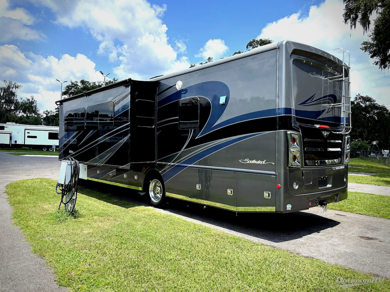 2022 Fleetwood Southwind 35K Photo 3