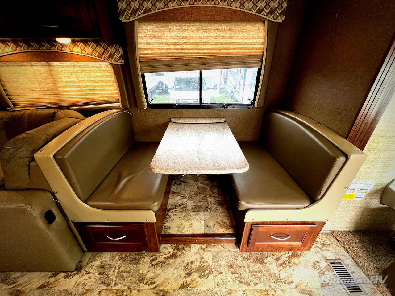 2016 Coachmen Mirada 35LS Photo 11