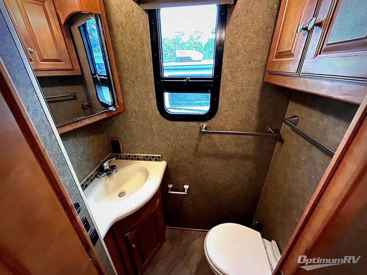 2016 Winnebago Adventurer 38Q Photo 17