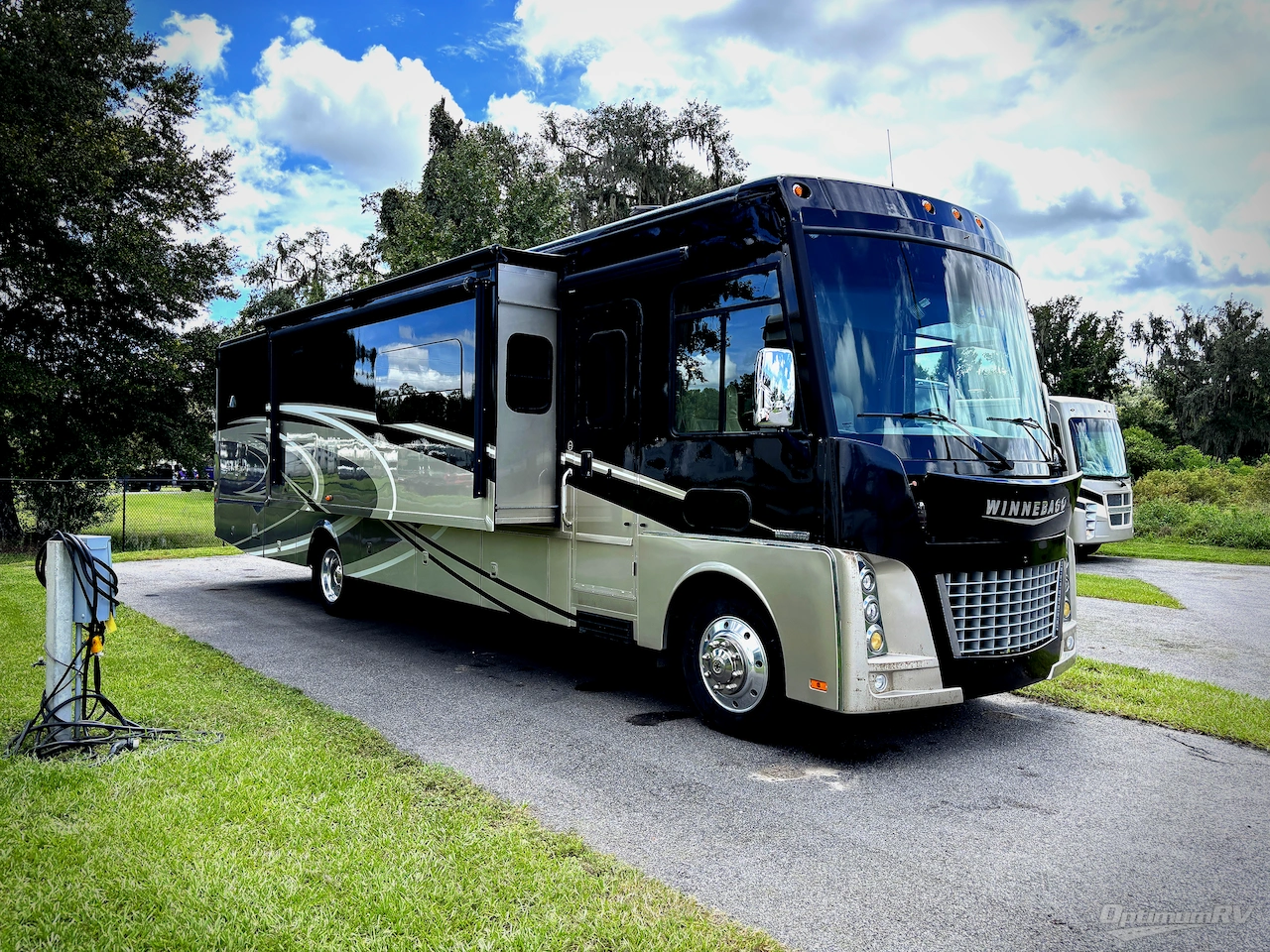 2016 Winnebago Adventurer 38Q Photo 1