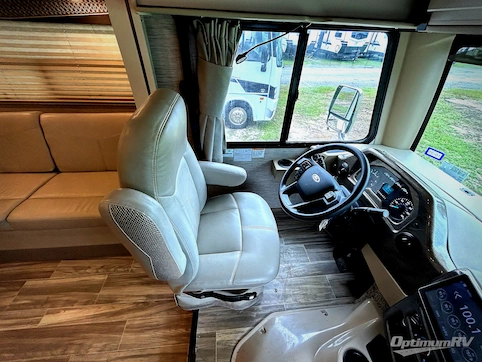 2022 Thor ACE 30.3 RV Photo 2